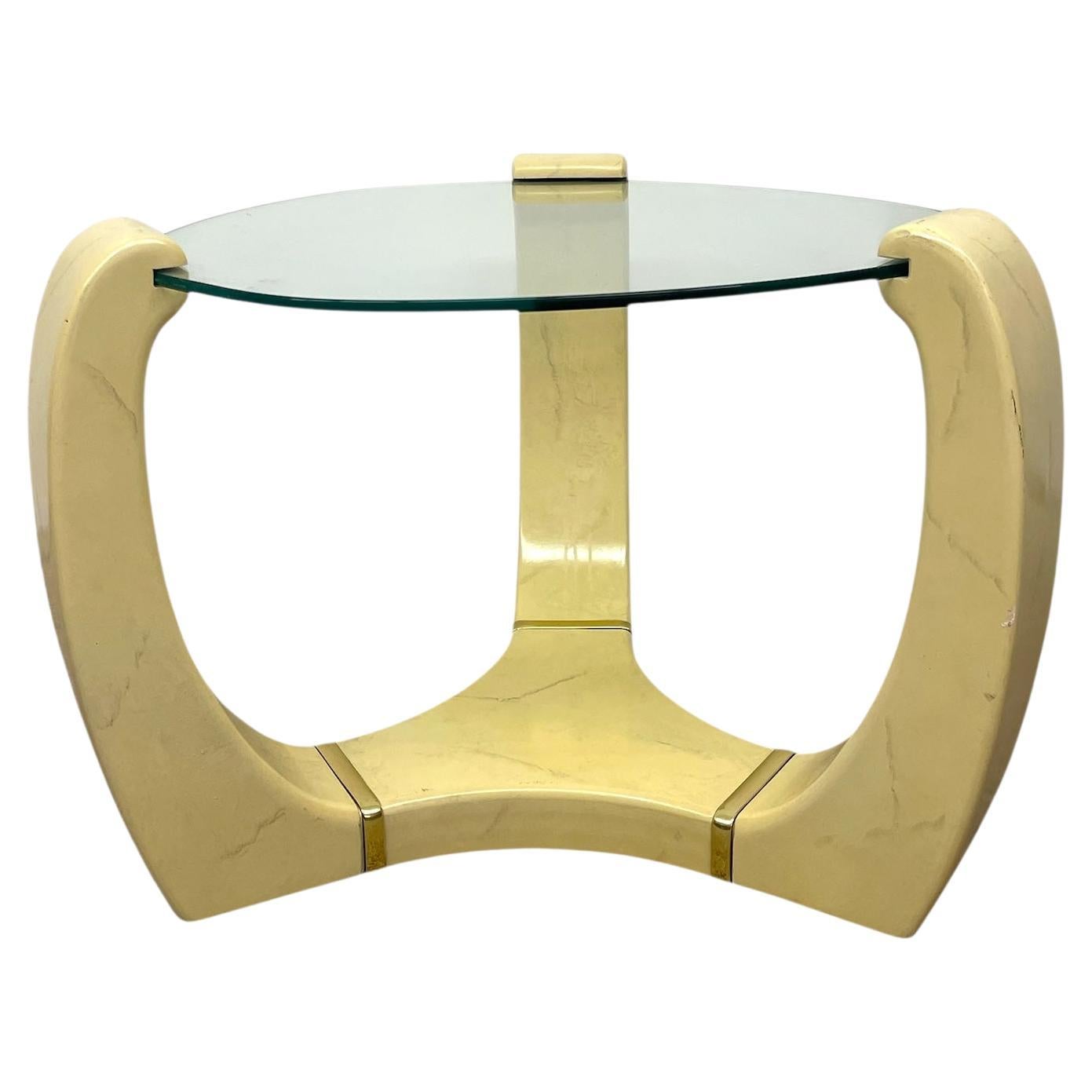 Mesa auxiliar de cristal moderna de mediados de siglo estilo Karl Springer con detalles en latón en venta