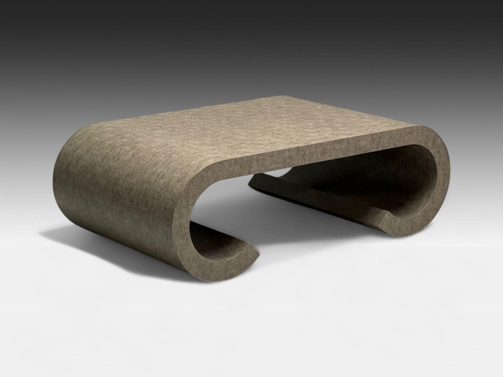 Karl-Springer-Stil, Mid-Century Modern, graues Kunstchagrin, Couchtisch, 1980er

Ein großer rechteckiger Couchtisch in Form einer Schnecke, inspiriert von den Entwürfen von Karl Springer. Dieses Exemplar ist mit einem neutralen grauen