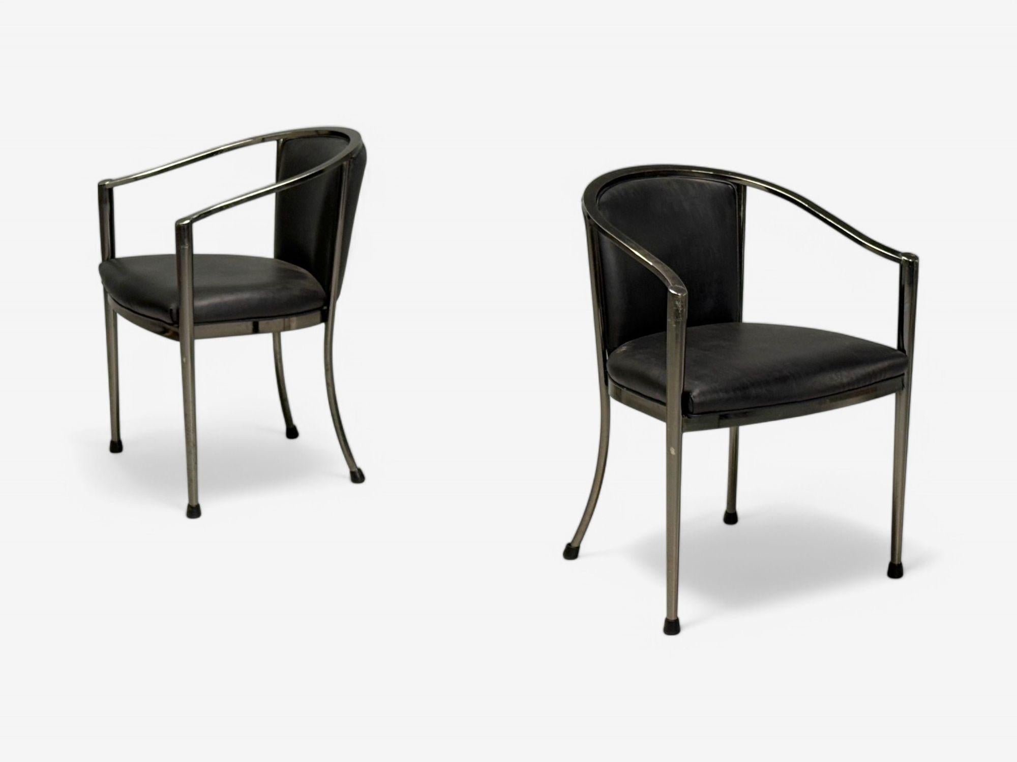 Stile Karl Springer, Modernità di metà secolo, Metallo, Pelle, Poltrone, USA, 20° secolo.

Coppia di poltrone moderniste in pelle nera e canna di fucile. Lo stile è simile a quello dei lavori del designer americano Karl Springer.

Metallo, pelle;