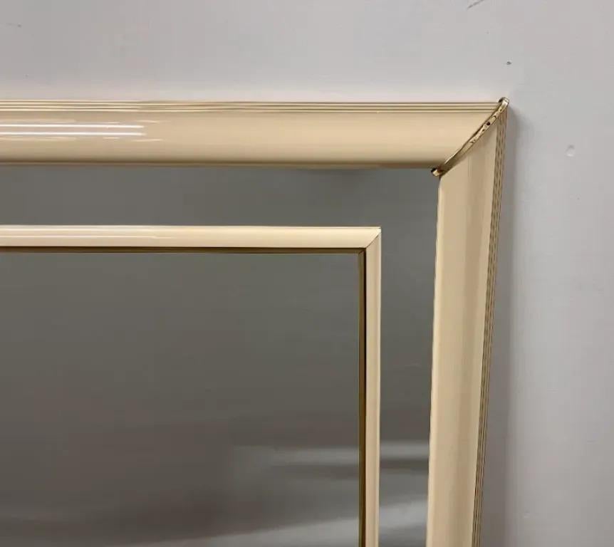 Specchio da parete con cornice beige laccata in stile Karl Springer, metà del secolo scorso in vendita 4