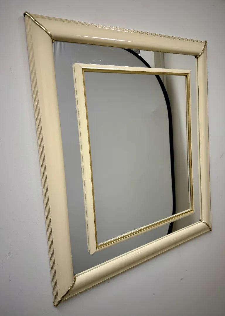 Mid-Century moderno Specchio da parete con cornice beige laccata in stile Karl Springer, metà del secolo scorso in vendita