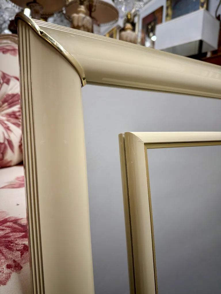 Americano Specchio da parete con cornice beige laccata in stile Karl Springer, metà del secolo scorso in vendita