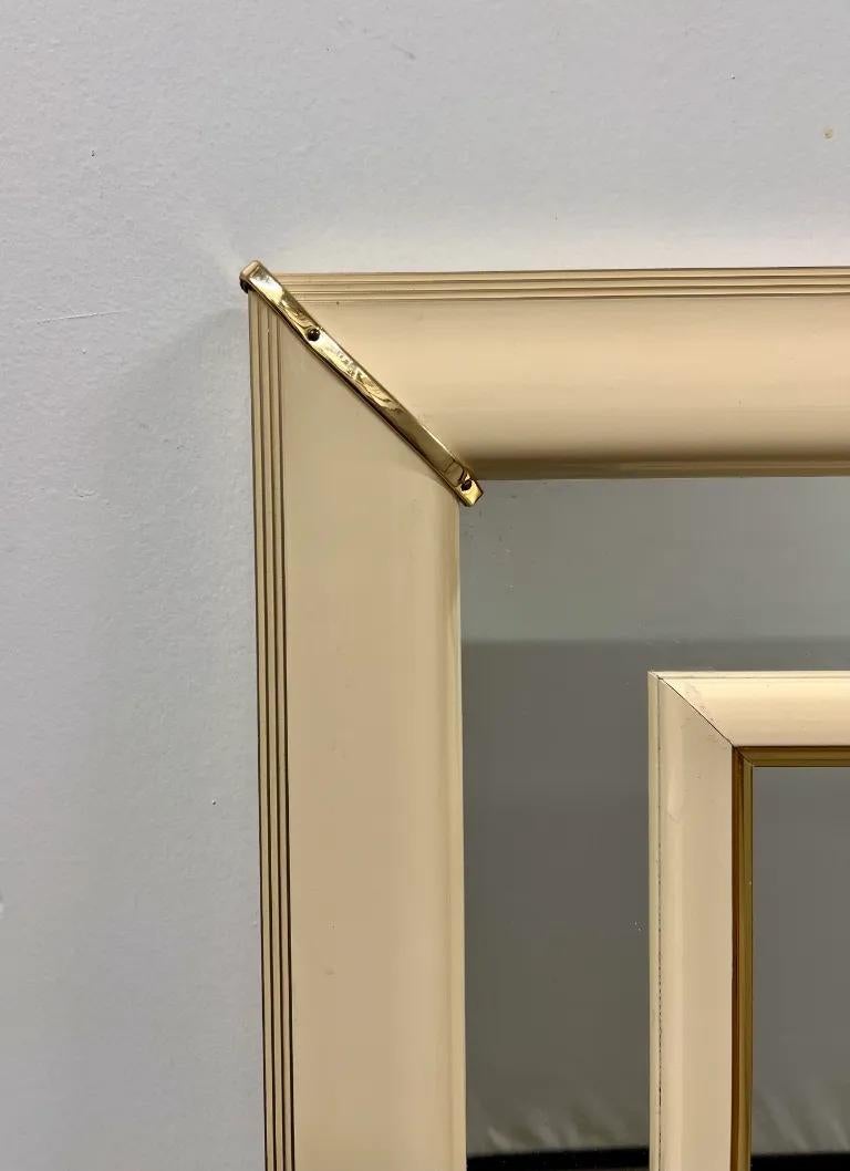 Specchio da parete con cornice beige laccata in stile Karl Springer, metà del secolo scorso In condizioni buone in vendita a Plainview, NY