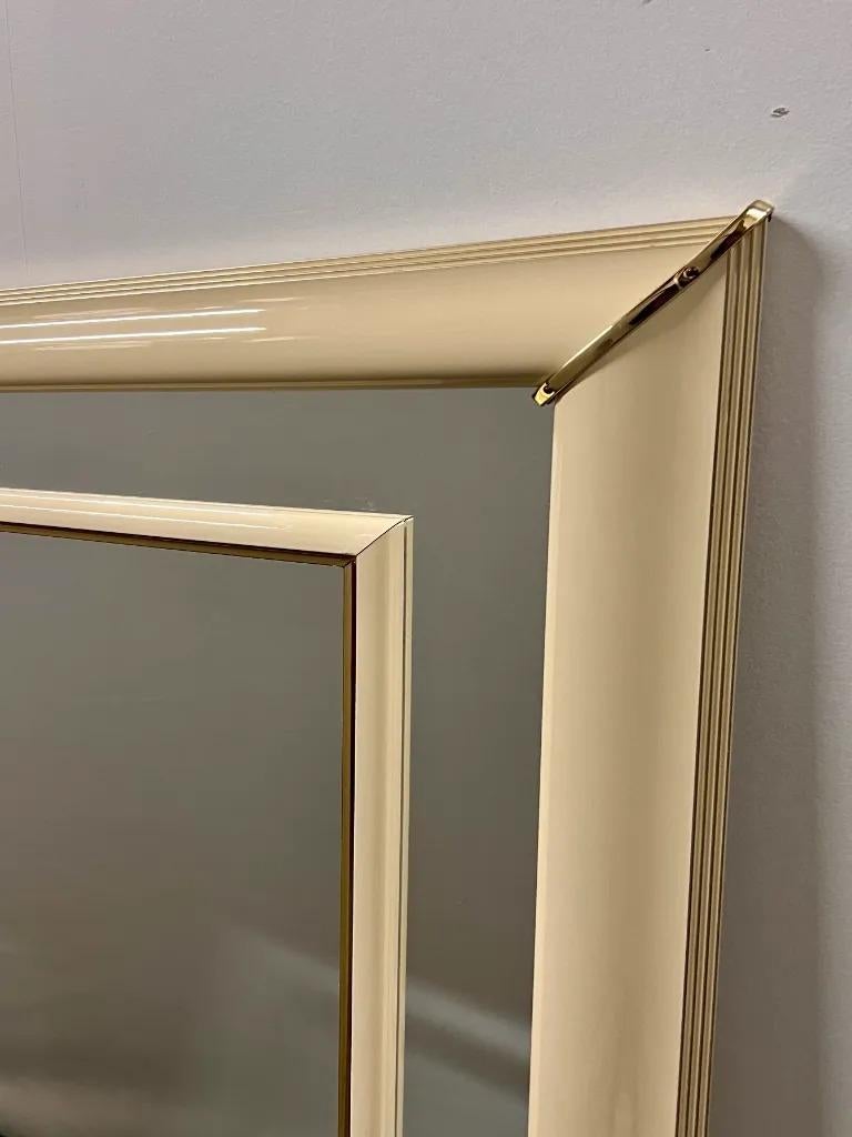 XX secolo Specchio da parete con cornice beige laccata in stile Karl Springer, metà del secolo scorso in vendita