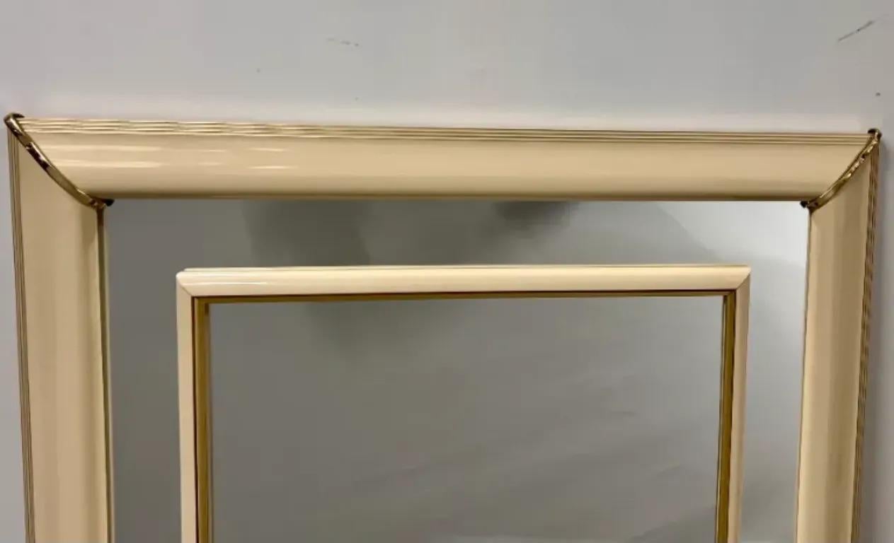 Specchio da parete con cornice beige laccata in stile Karl Springer, metà del secolo scorso in vendita 1