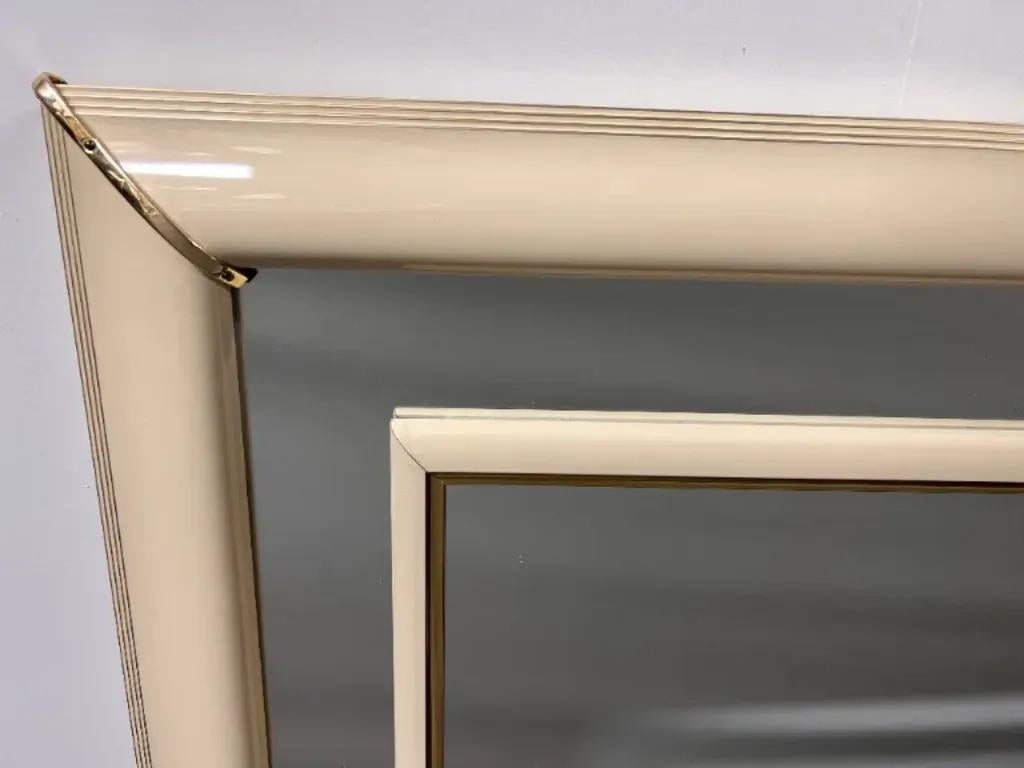 Specchio da parete con cornice beige laccata in stile Karl Springer, metà del secolo scorso in vendita 2
