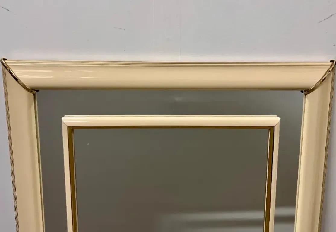 Specchio da parete con cornice beige laccata in stile Karl Springer, metà del secolo scorso in vendita 3