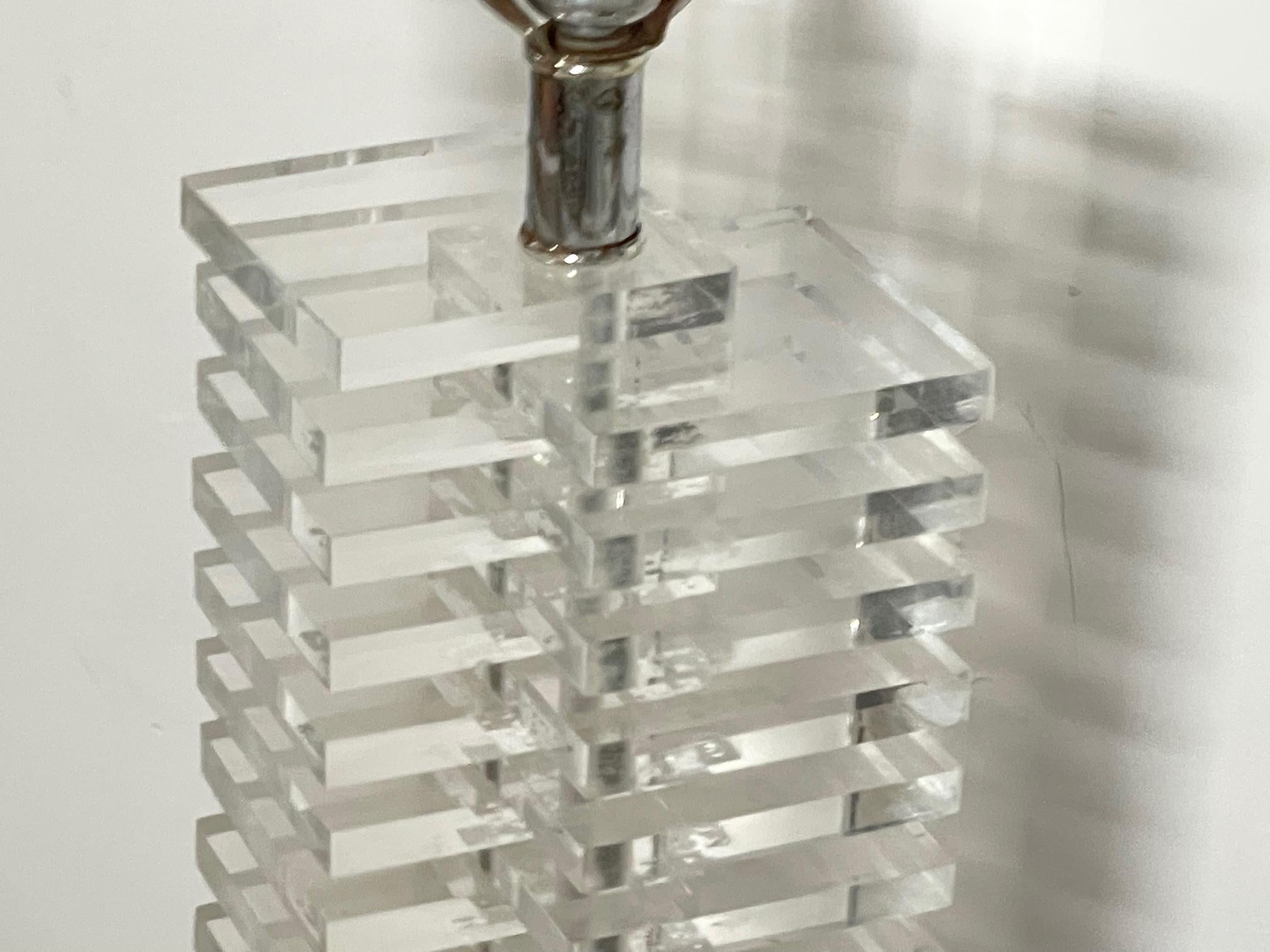 Karl Springer Style Modernist Stacked Lucite Table Lamp In Good Condition In Jacksonville, FL