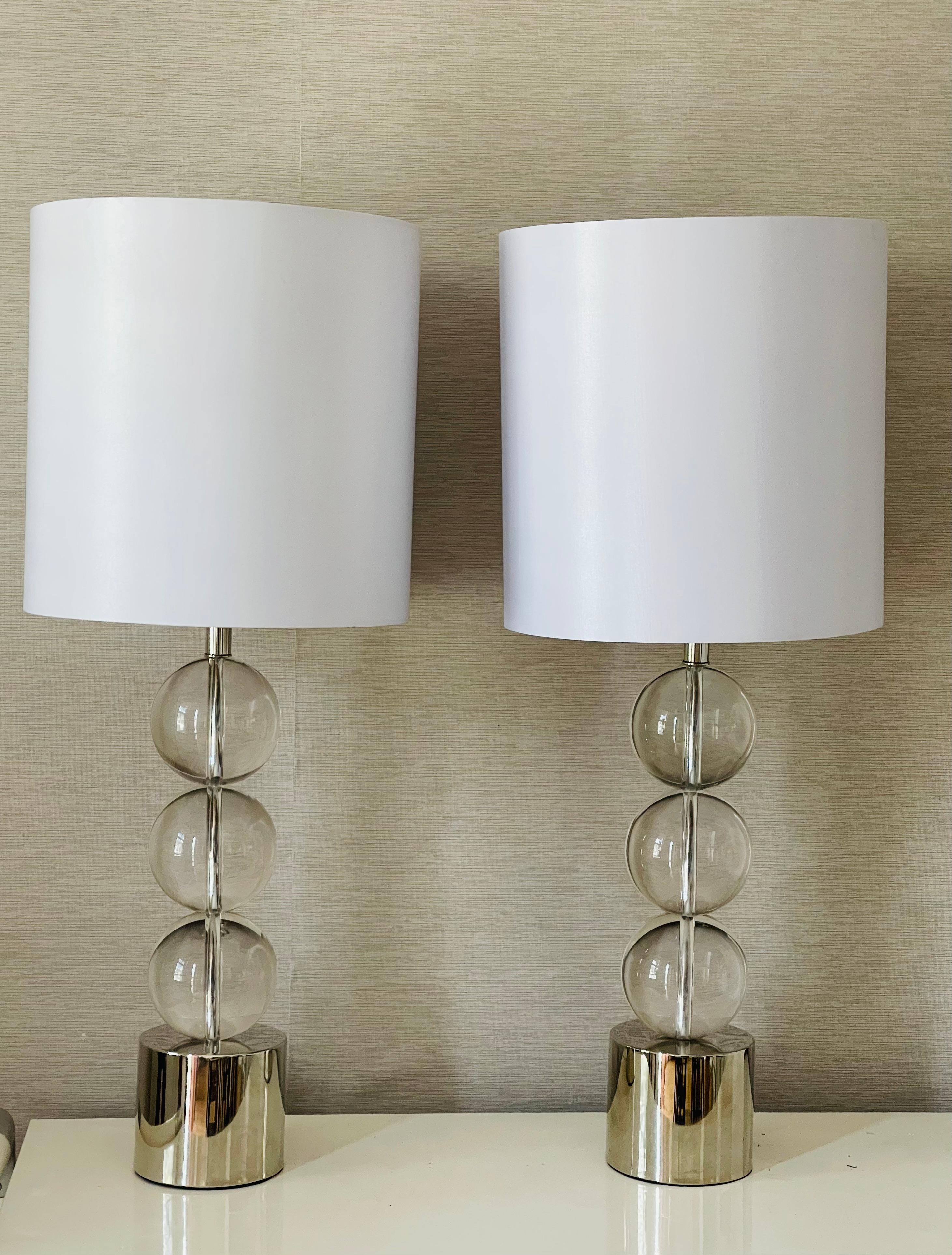Lampes de table américaines de style Karl Springer, modernes et du milieu du siècle. Composé de trois globes en verre lourd empilés sur des bases chromées. Ombres en soie d'origine.