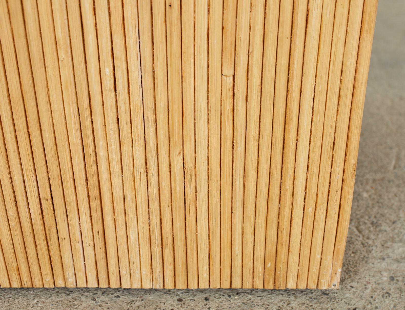 Table à boire en rotin en forme de cascade en roseau de style Karl Springer en vente 2