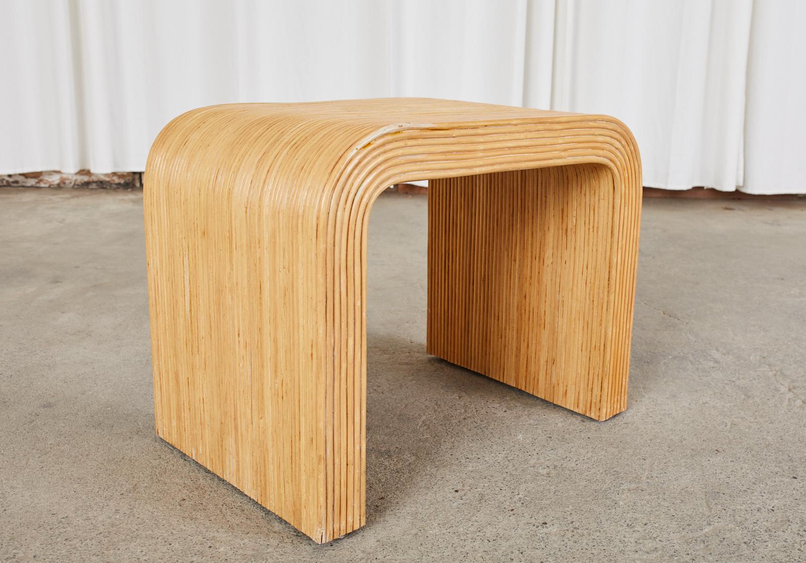 20ième siècle Table à boire en rotin en forme de cascade en roseau de style Karl Springer en vente