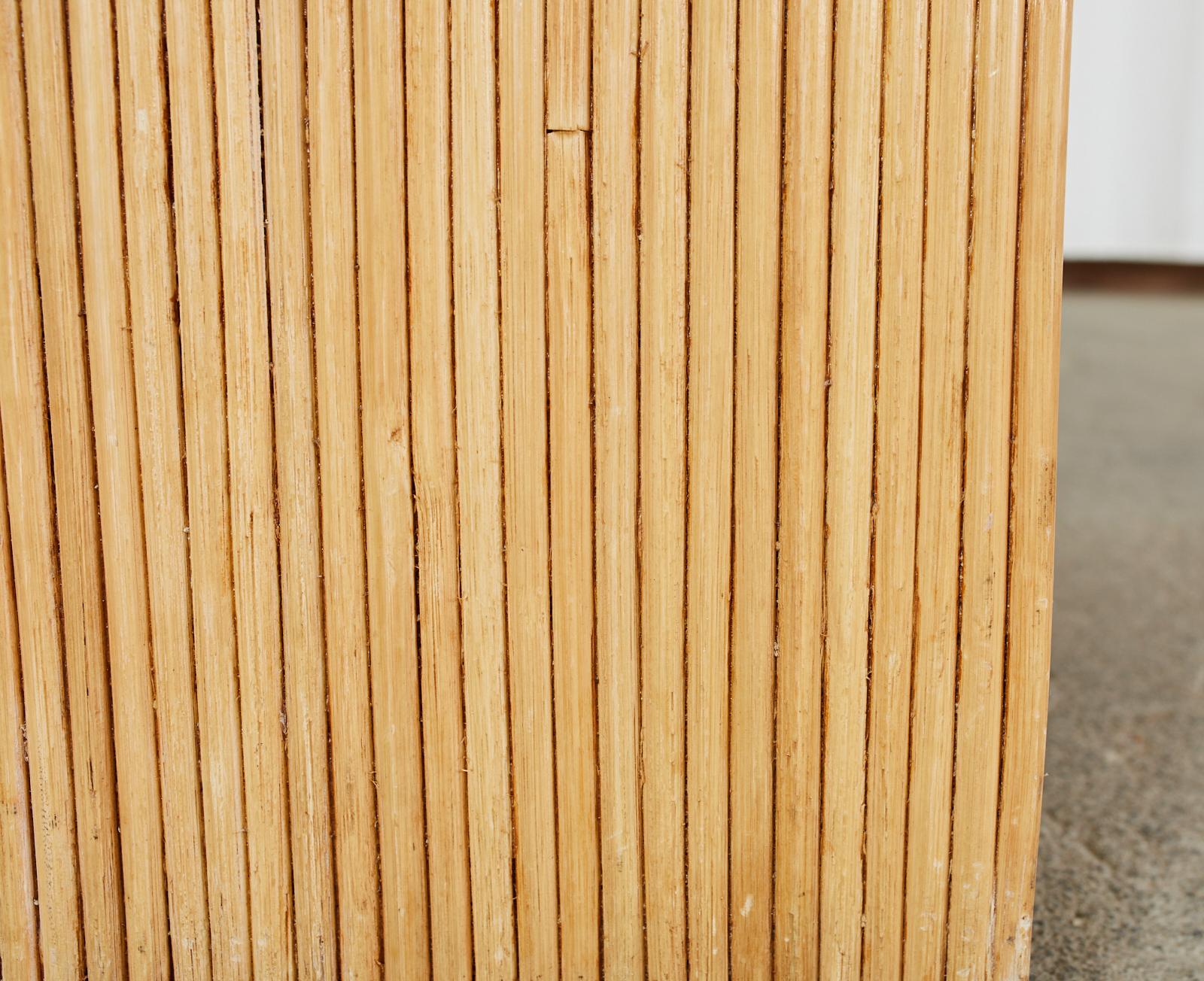 Table à boire en rotin en forme de cascade en roseau de style Karl Springer en vente 1