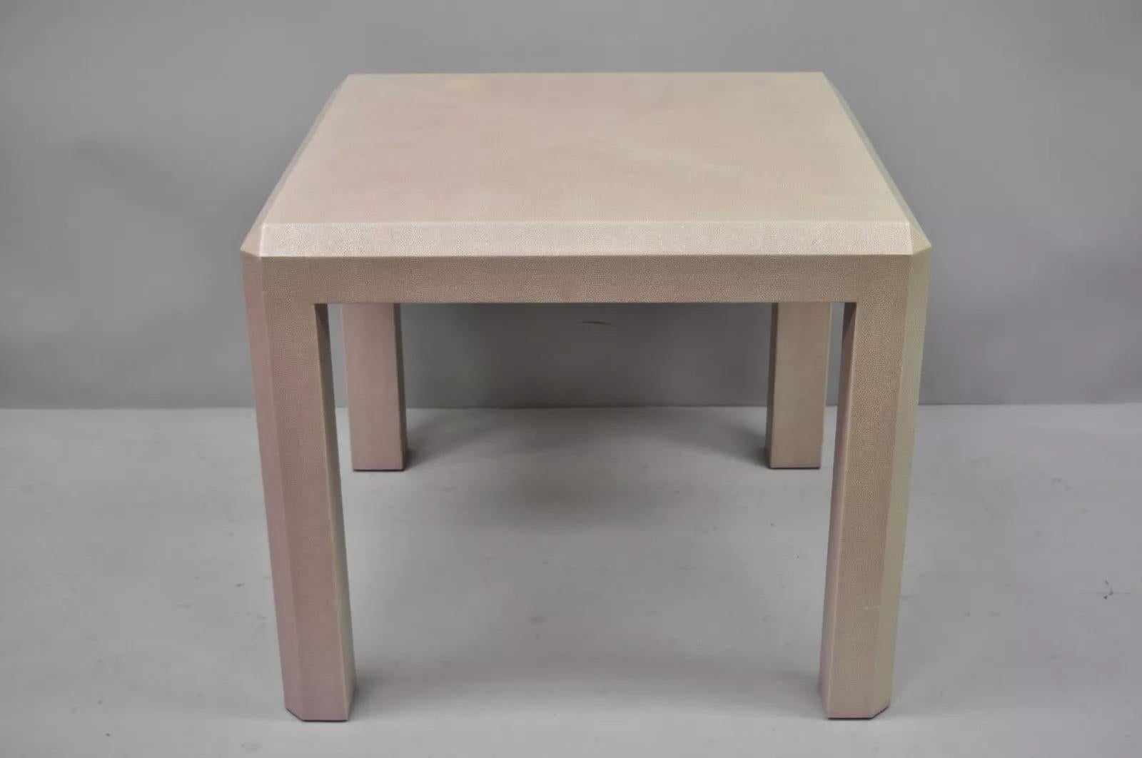 Vintage Mid Century Modern Karl Springer Style Pink Purple Shagreen Faux Shark Skin Parsons Style Side Table. Der Rahmen ist mit Schlangenhaut-/Rochenimitat ummantelt, die Farbe ist lila/rosa, die Konstruktion besteht aus Massivholz, die Linien sind