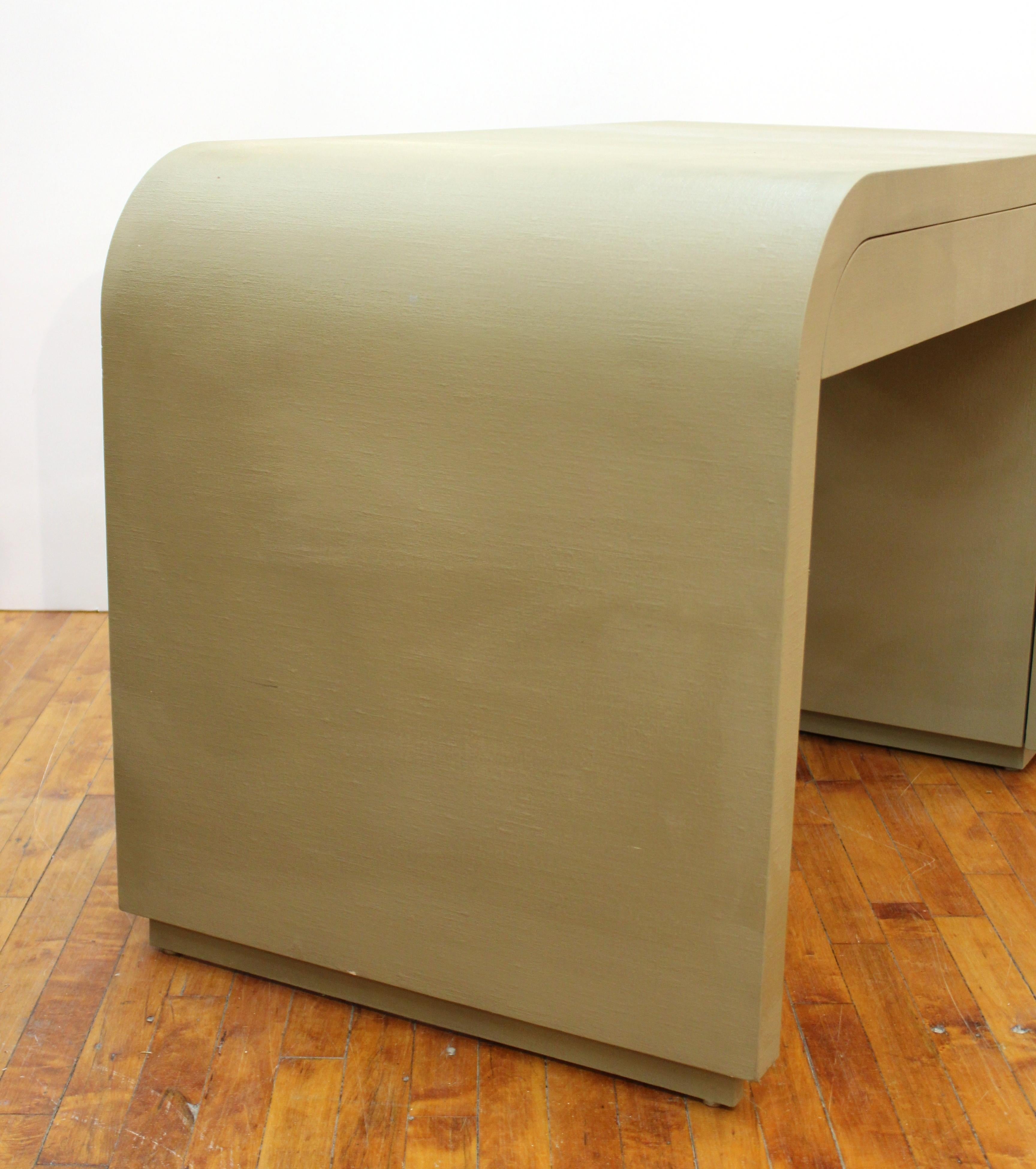Karl Springer Style Postmodern Waterfall Desk with Grass-Cloth Surface In Good Condition In New York, NY