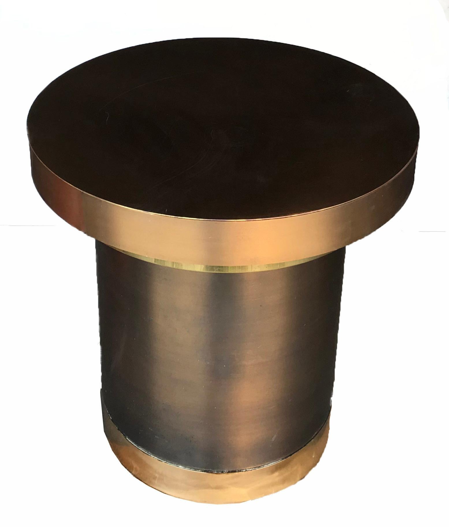 Superb table in the style of Karl Springer , brush brass and polished brassdrum base,
brown smoked round glass.

Measures: 26