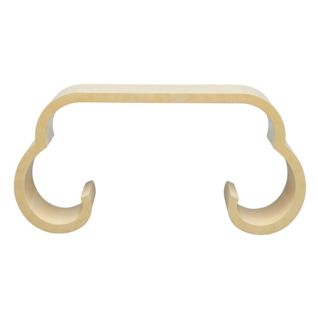 Dieser cremefarbene Lack-Konsolentisch, inspiriert von der zeitlosen Design-Sensibilität von Karl Springer, verbindet einen eleganten, zeitgenössischen Stil mit subtilen asiatischen Einflüssen. Der Tisch hat eine solide, anmutig geschwungene Form,