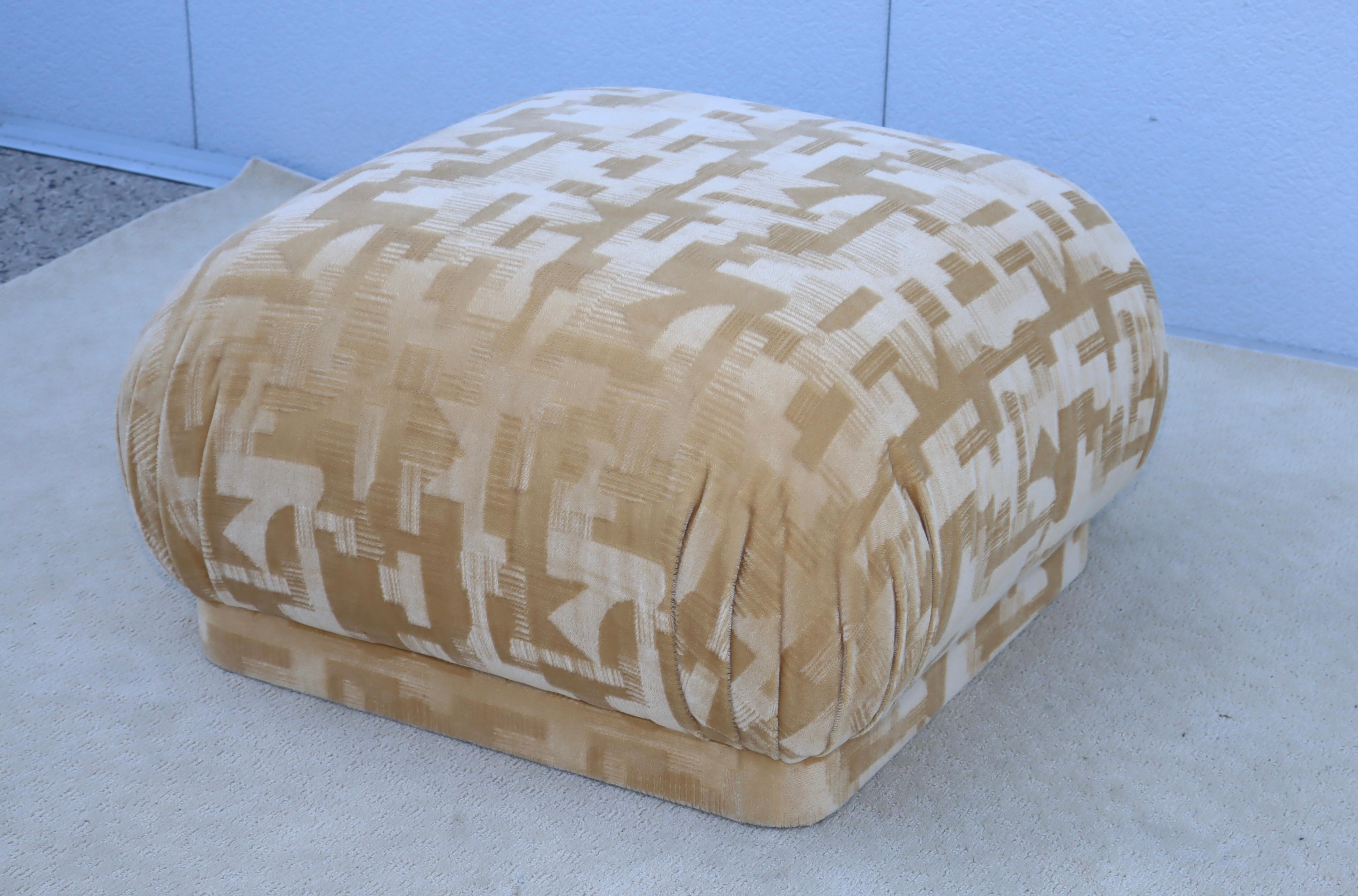 Karl Springer Style Souffle Ottoman In Mohair Fabric 1980's Design In Good Condition In New York, NY