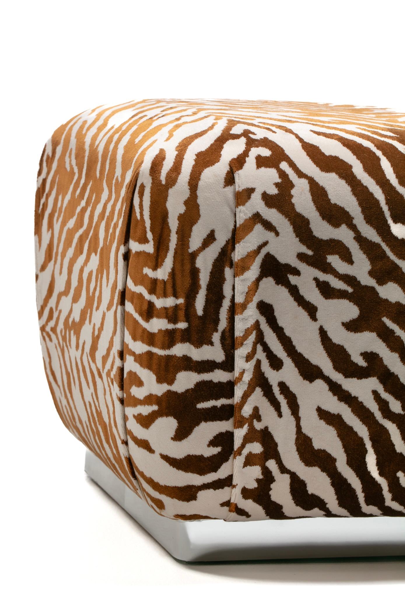 Pufs Soufflé Estilo Karl Springer en Terciopelo Tigre Nuevo Coñac y Marfil c. Años 80 en venta 3