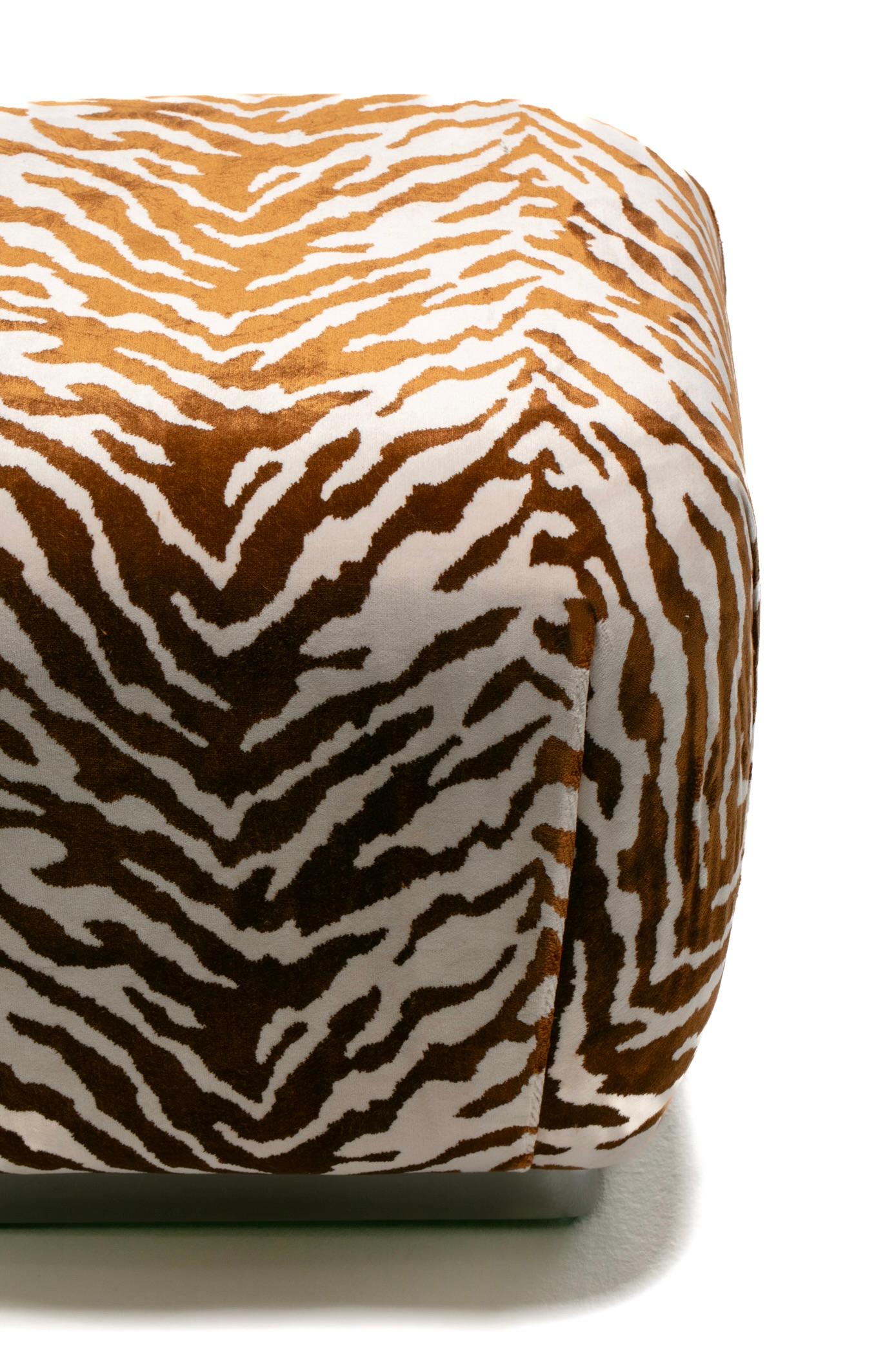 Pufs Soufflé Estilo Karl Springer en Terciopelo Tigre Nuevo Coñac y Marfil c. Años 80 en venta 4