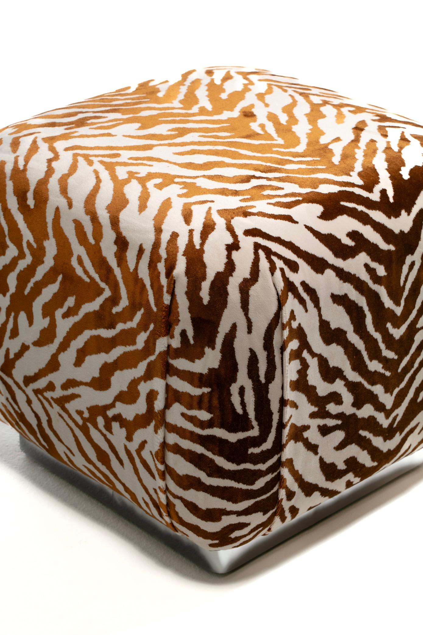 Pufs Soufflé Estilo Karl Springer en Terciopelo Tigre Nuevo Coñac y Marfil c. Años 80 en venta 5