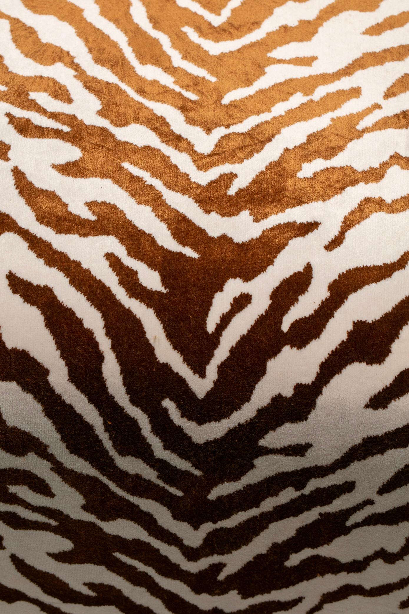 Pufs Soufflé Estilo Karl Springer en Terciopelo Tigre Nuevo Coñac y Marfil c. Años 80 en venta 7
