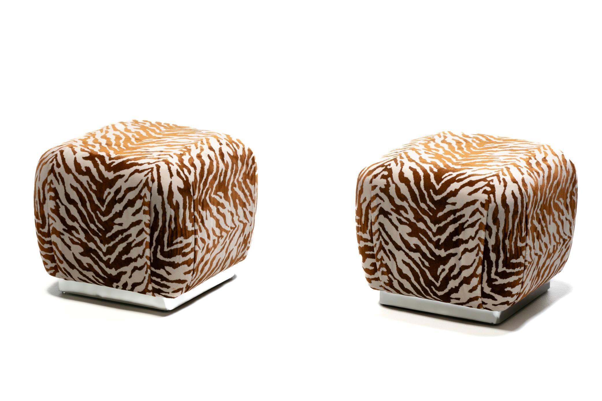 Pufs Soufflé Estilo Karl Springer en Terciopelo Tigre Nuevo Coñac y Marfil c. Años 80 en venta 8