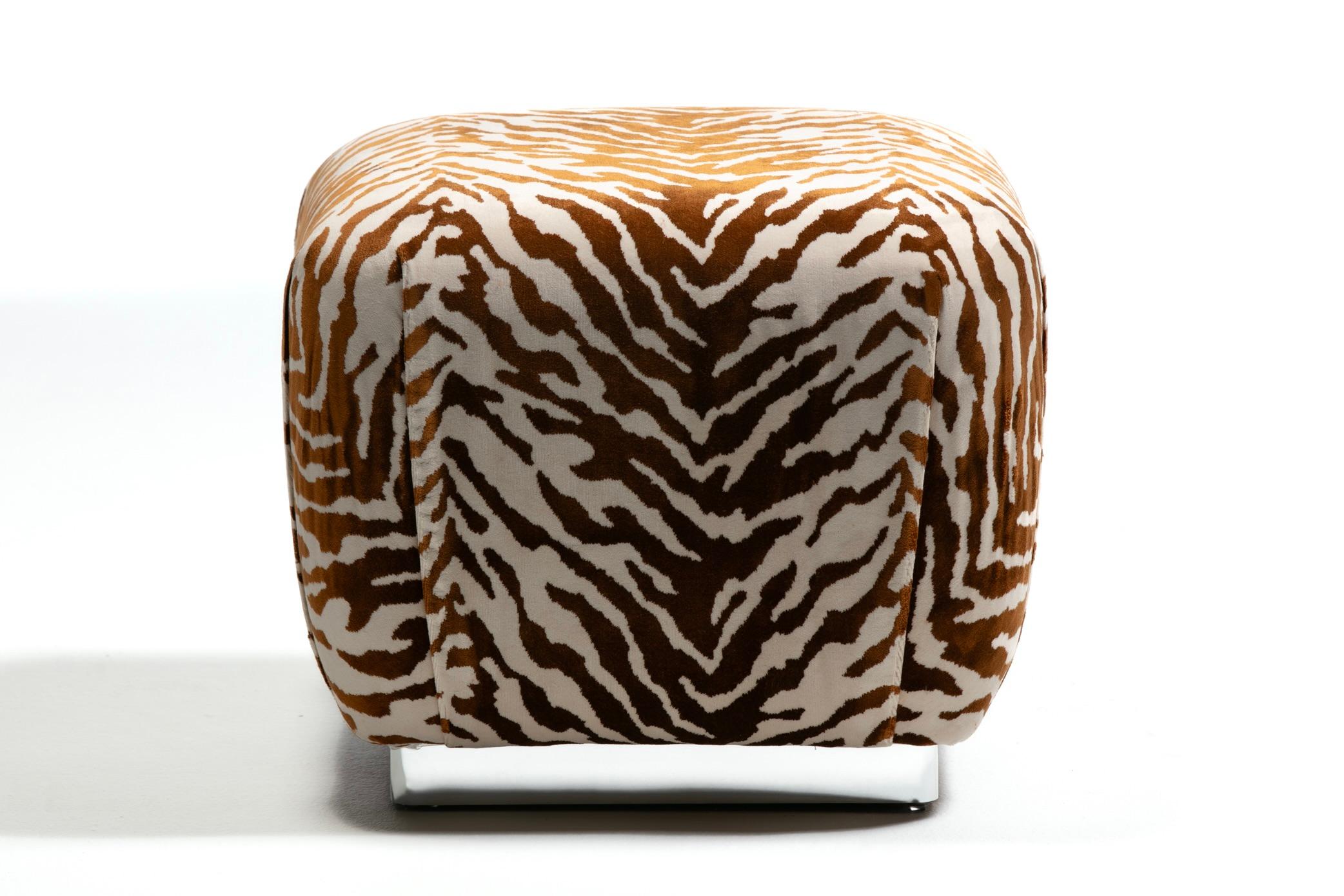 Pufs Soufflé Estilo Karl Springer en Terciopelo Tigre Nuevo Coñac y Marfil c. Años 80 en venta 1