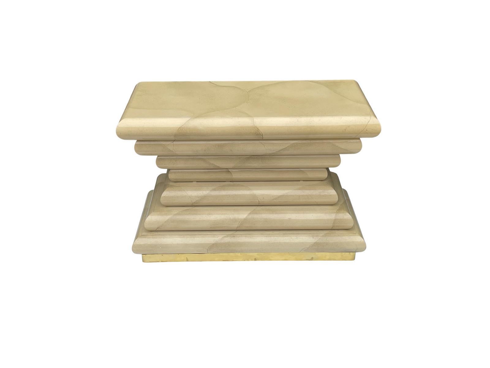 Très unique table console en faux cuir de chèvre empilée à la manière de Karl Springer circa 70's-80's