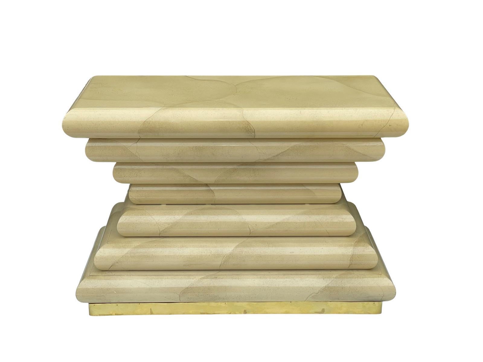 Table console empilée en fausse peau de chèvre avec base en laiton, style Karl Springer Bon état - En vente à Bensalem, PA