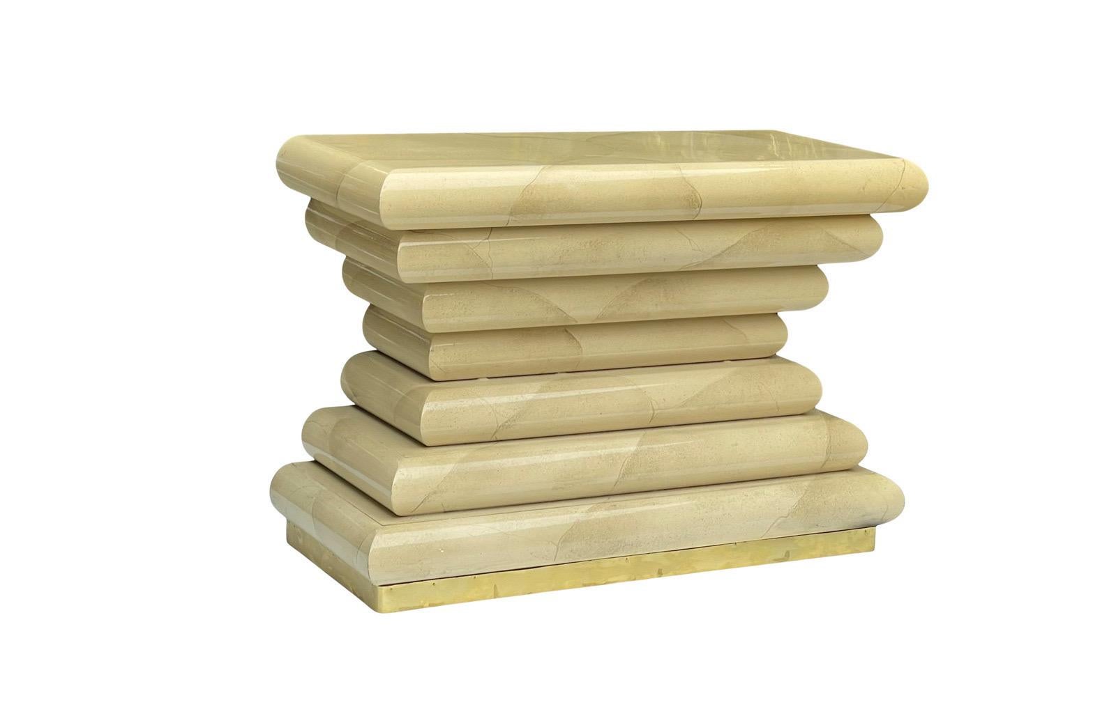 Fin du 20e siècle Table console empilée en fausse peau de chèvre avec base en laiton, style Karl Springer en vente