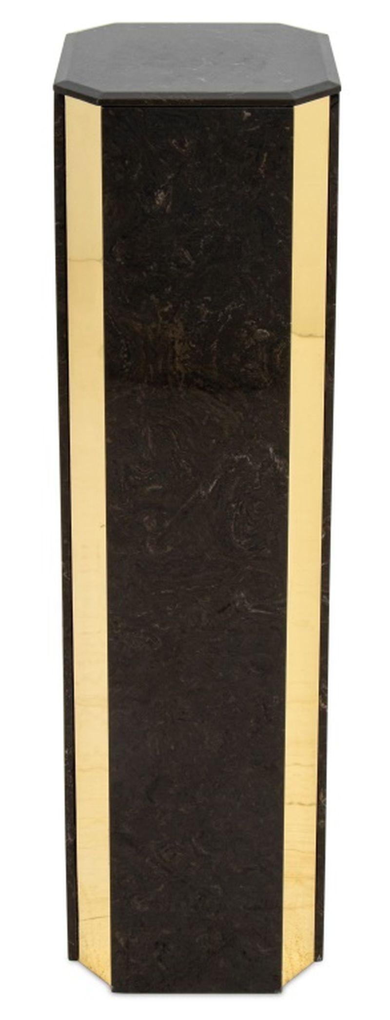 Piédestal en pierre tessellée et laiton de style Karl Springer. 36.25
