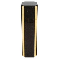 Pedestal de piedra y latón estilo Karl Springer