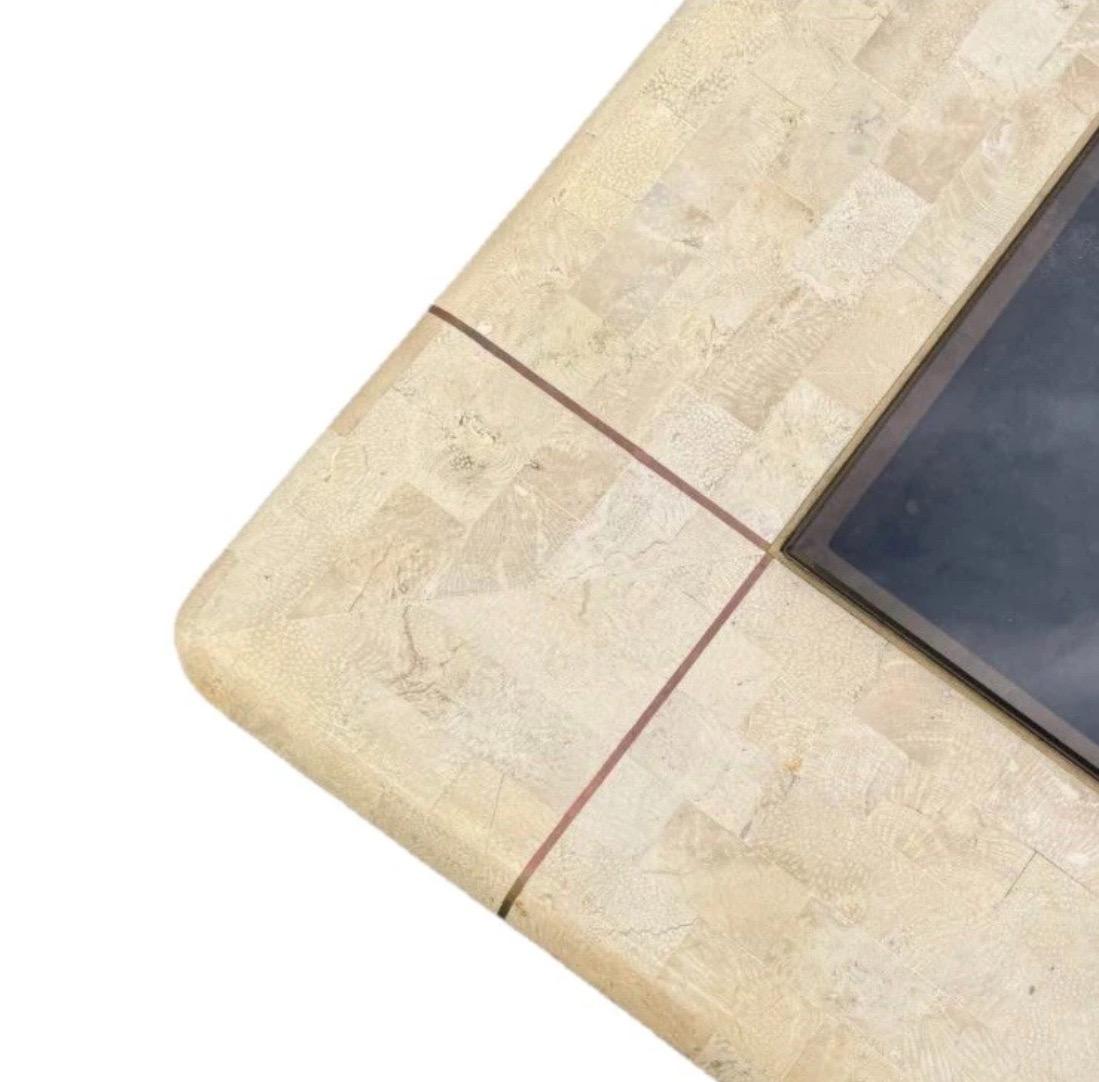 Mesa de centro de piedra teselada con tapa de cristal ahumado. 

Atribuido a Karl Springer.

Forma rectangular.  Alrededor de 1980.

Dimensiones: 54
