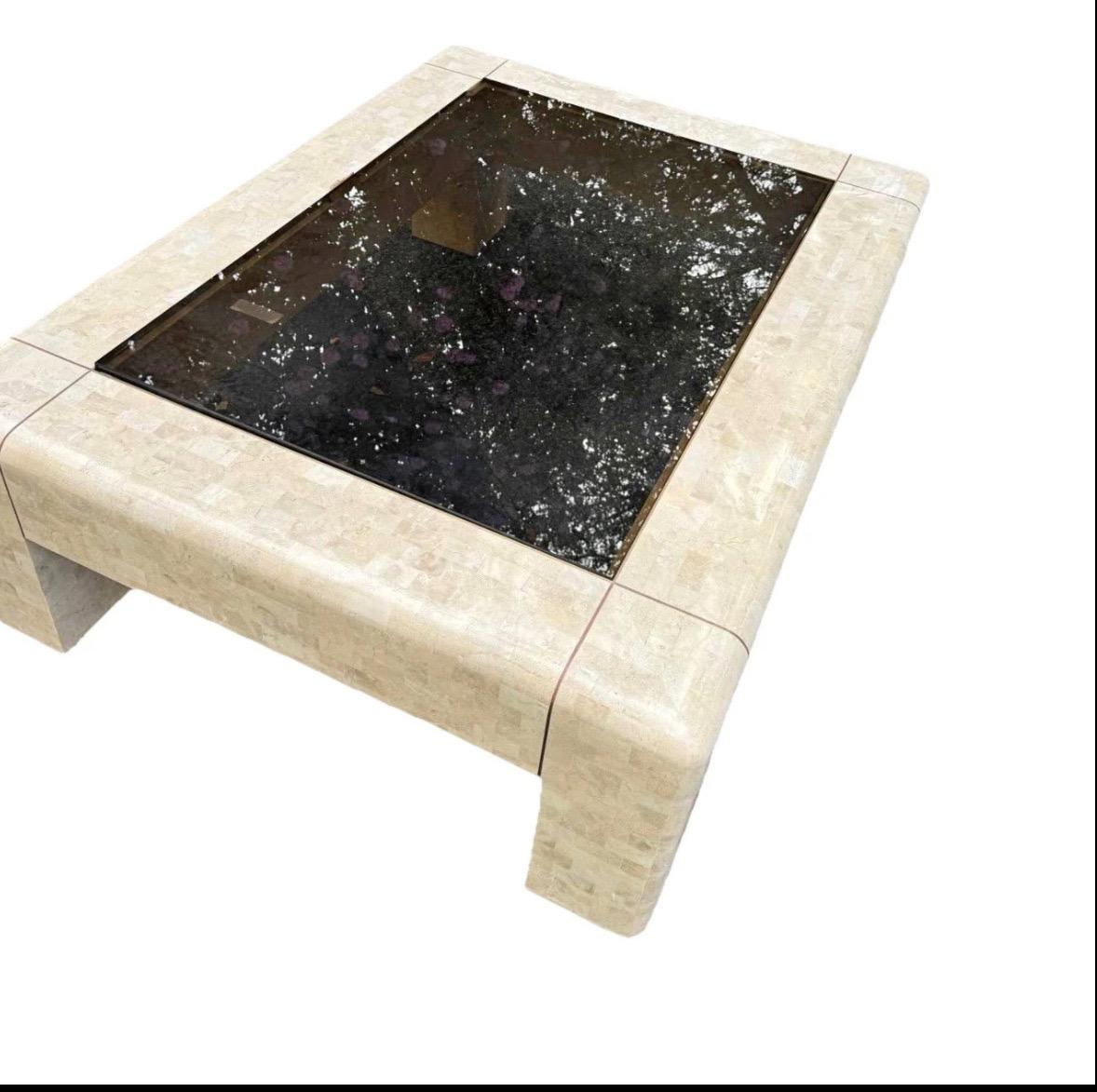 Mesa baja de piedra teselada y cristal ahumado estilo Karl Springer hacia 1980 Minimalista en venta