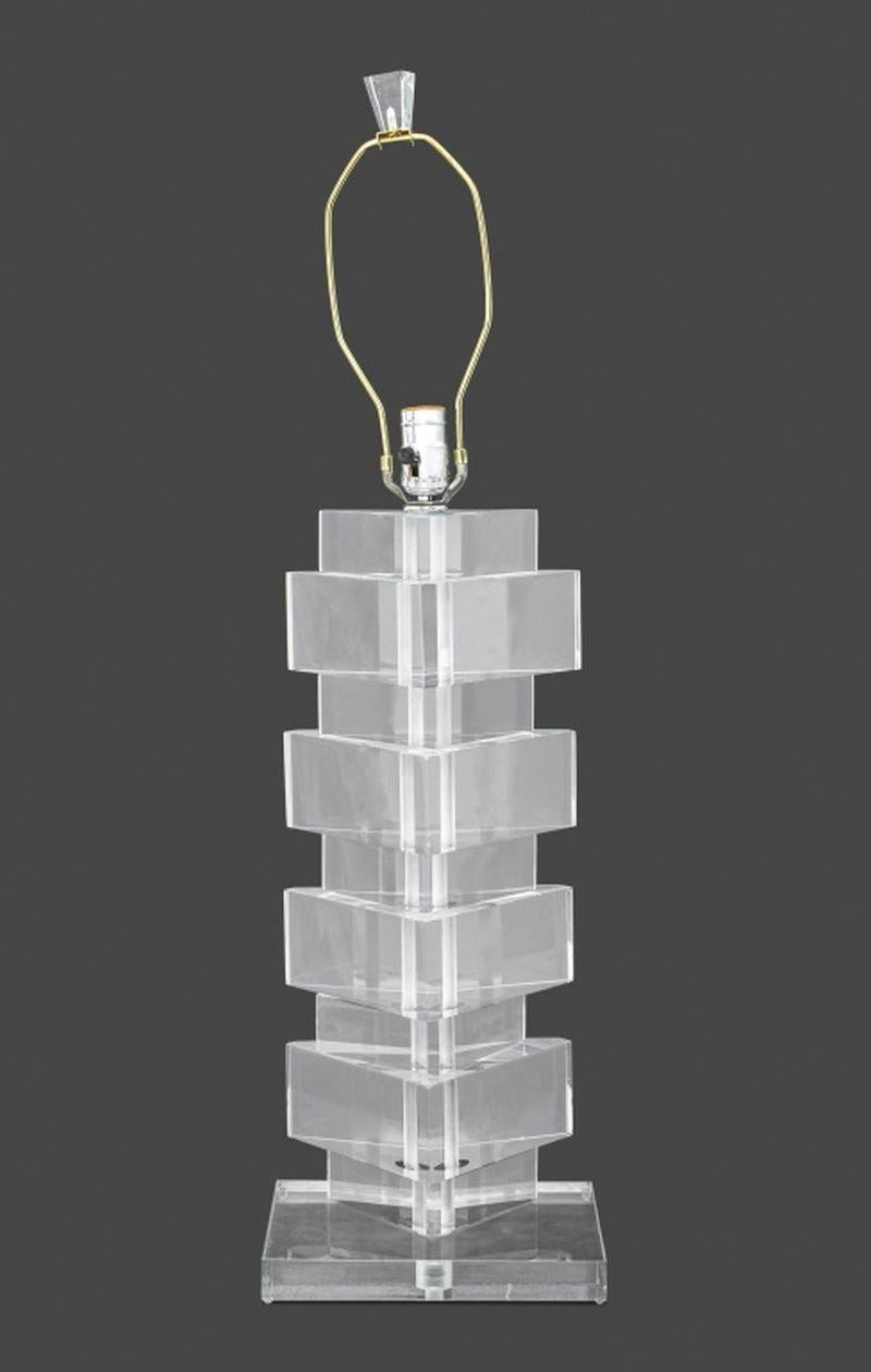 Lámpara de Lucita de Columna Triangular Estilo Karl Springer siglo XX en venta