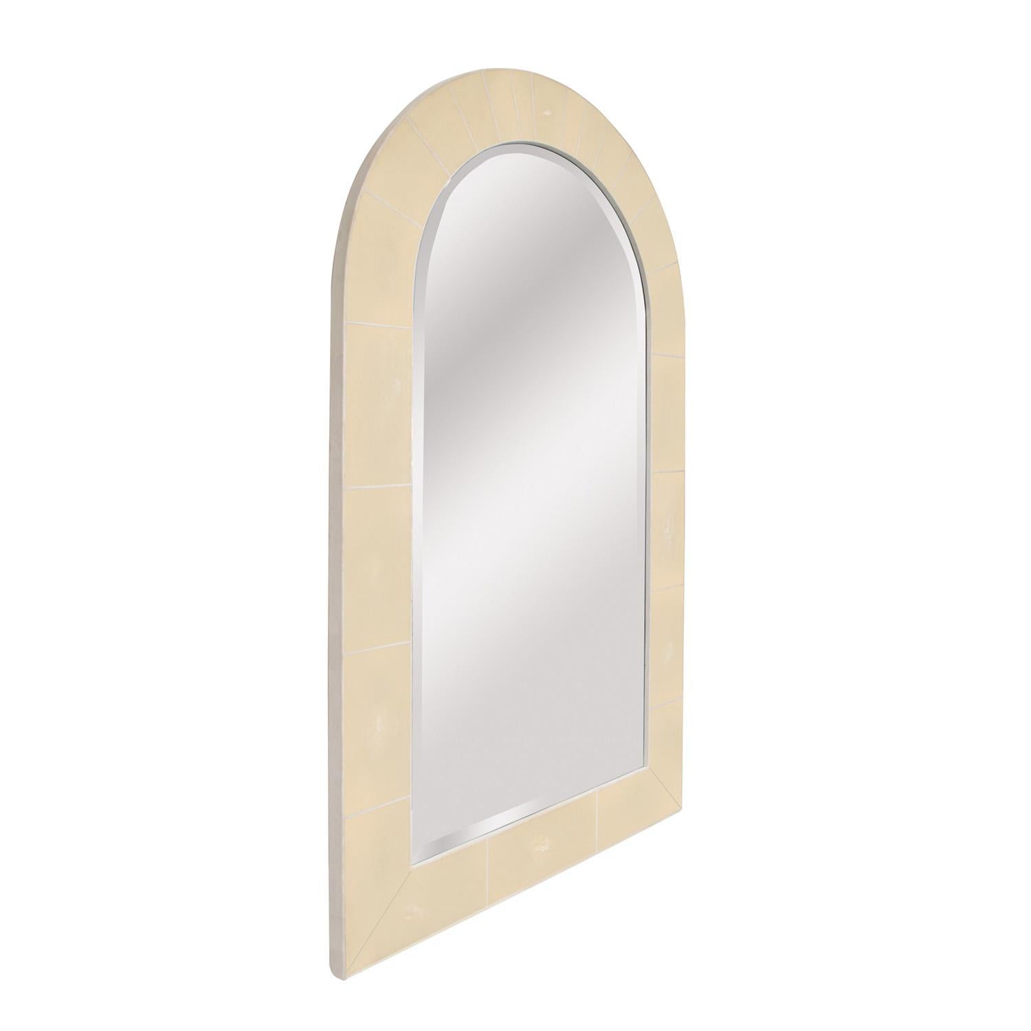 Karl Springer Hervorragender „Dome Top Mirror“ in elfenbeinfarbenem Chagrinleder mit Knochenintarsien 1980er Jahre (Moderne der Mitte des Jahrhunderts) im Angebot