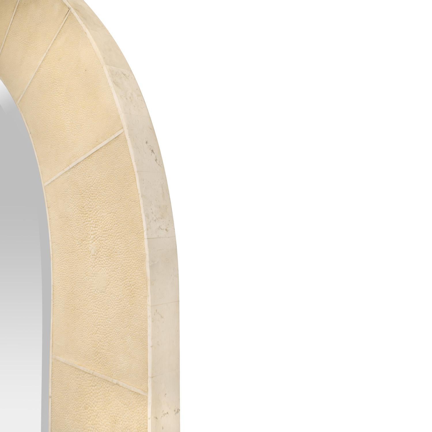Karl Springer Hervorragender „Dome Top Mirror“ in elfenbeinfarbenem Chagrinleder mit Knochenintarsien 1980er Jahre (Handgefertigt) im Angebot