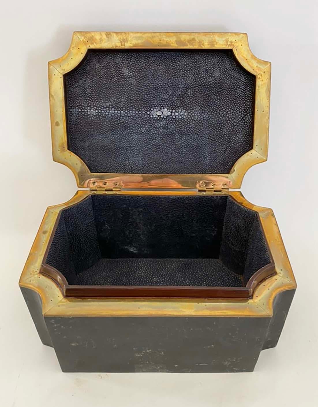 He aquí una caja con tapa muy bonita y emblemática de Karl Springer. Fabricado en piedra teselada, este ejemplar tiene detalles de latón y un interior de piel de zapa. También hay un precioso detalle de moldura de madera en el  dentro de la caja. En