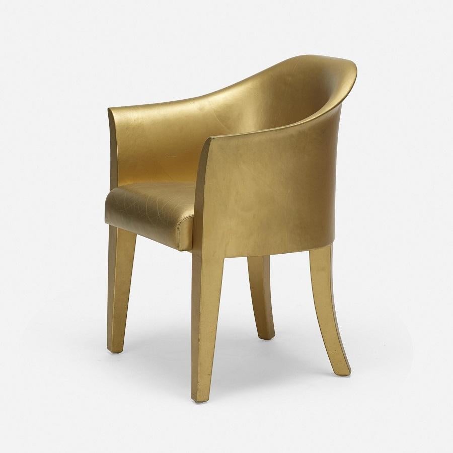 Sillón Karl Springer Tulip. La silla es de cuero dorado sobre madera. Firmado debajo.