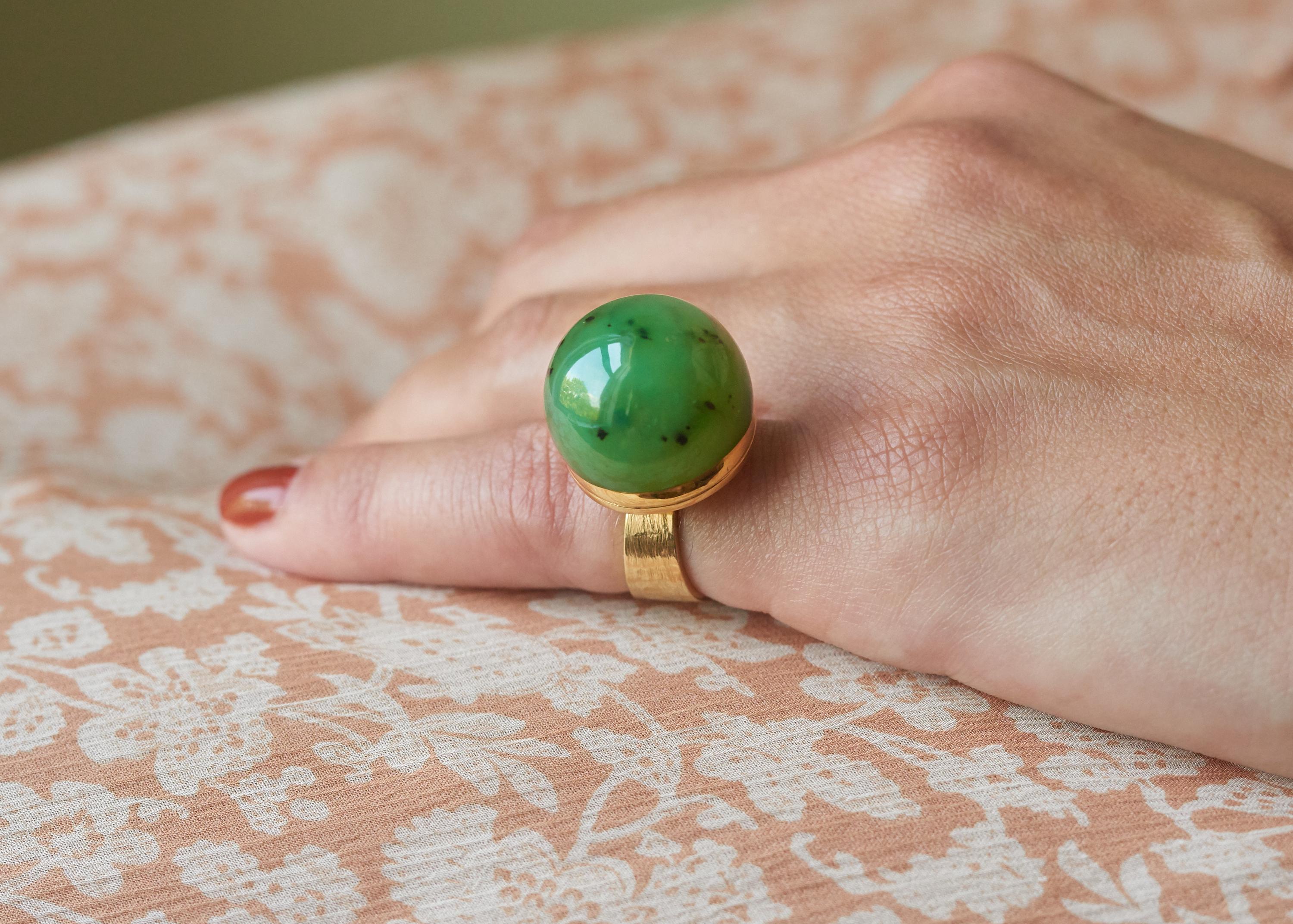 Karl Stittgen Ring aus Gelbgold mit Nephrit-Cabochon (Modernistisch) im Angebot