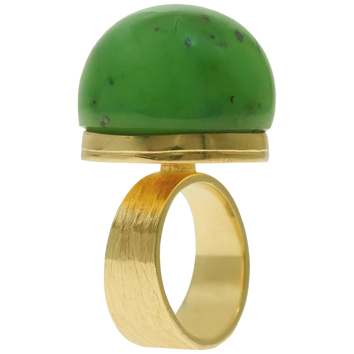 Karl Stittgen Ring aus Gelbgold mit Nephrit-Cabochon im Angebot