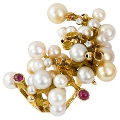 Anello a due dita in oro, perle, rubini e diamanti di Karl Stittgen