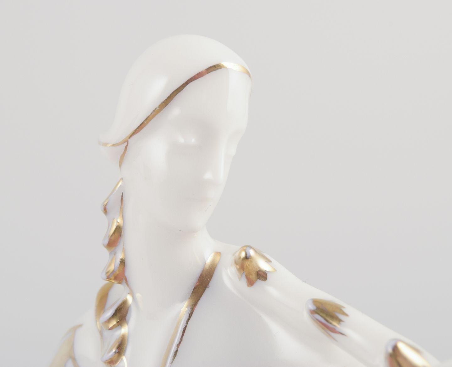 Smaltato Karl Tutter per Hutschenreuther. Statuetta in porcellana Art Deco. Donna con cervo in vendita