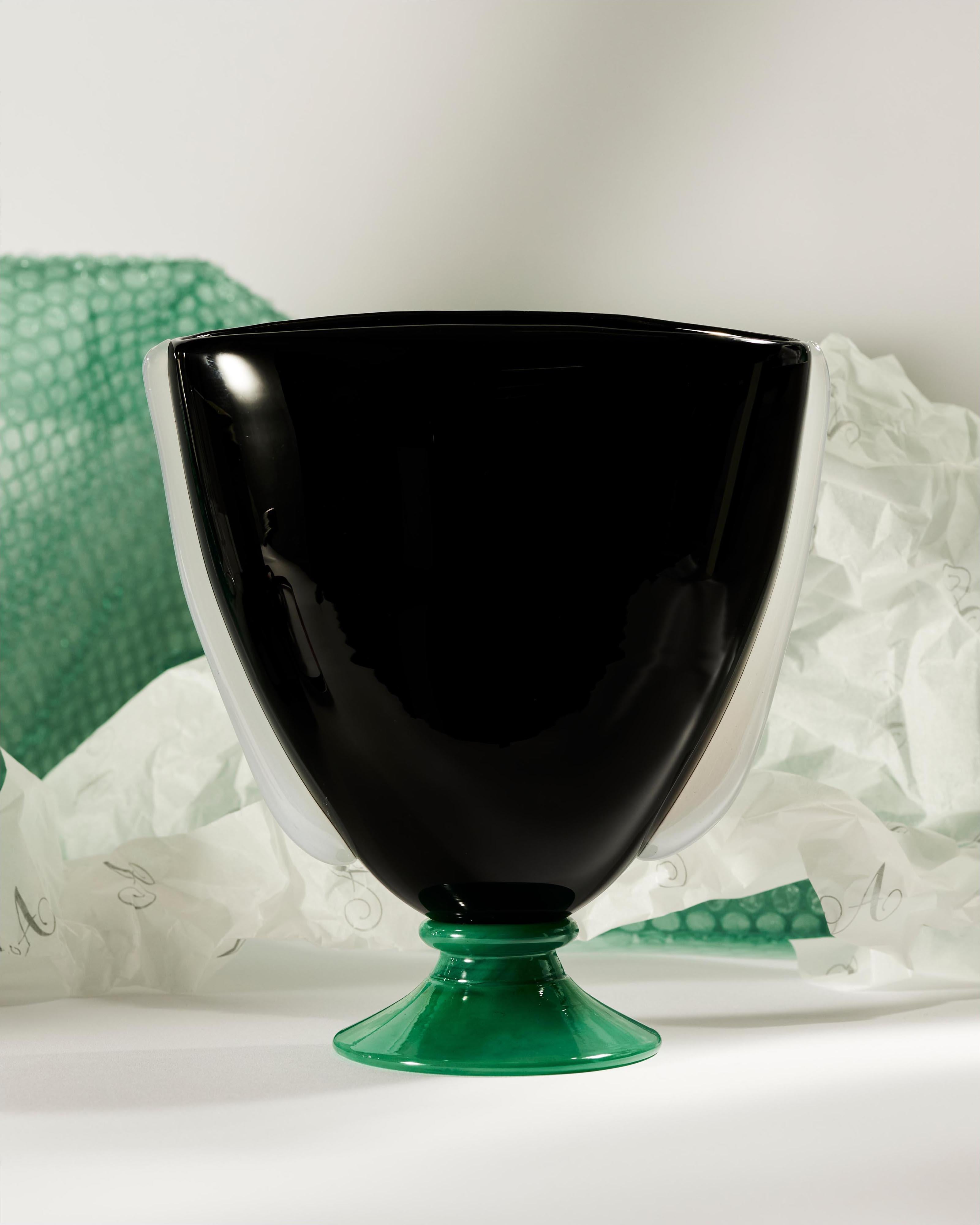 Mundgeblasene und handgefertigte böhmische Glaswaren
Hergestellt in Bohemia

Ideal zum Ausstellen im Schaufenster oder als Tafelaufsatz mit Blumen.  

Die Karl-Vase ist nach Karl, dem Ehemann von Annika, benannt.
Verschiedene Formen treffen