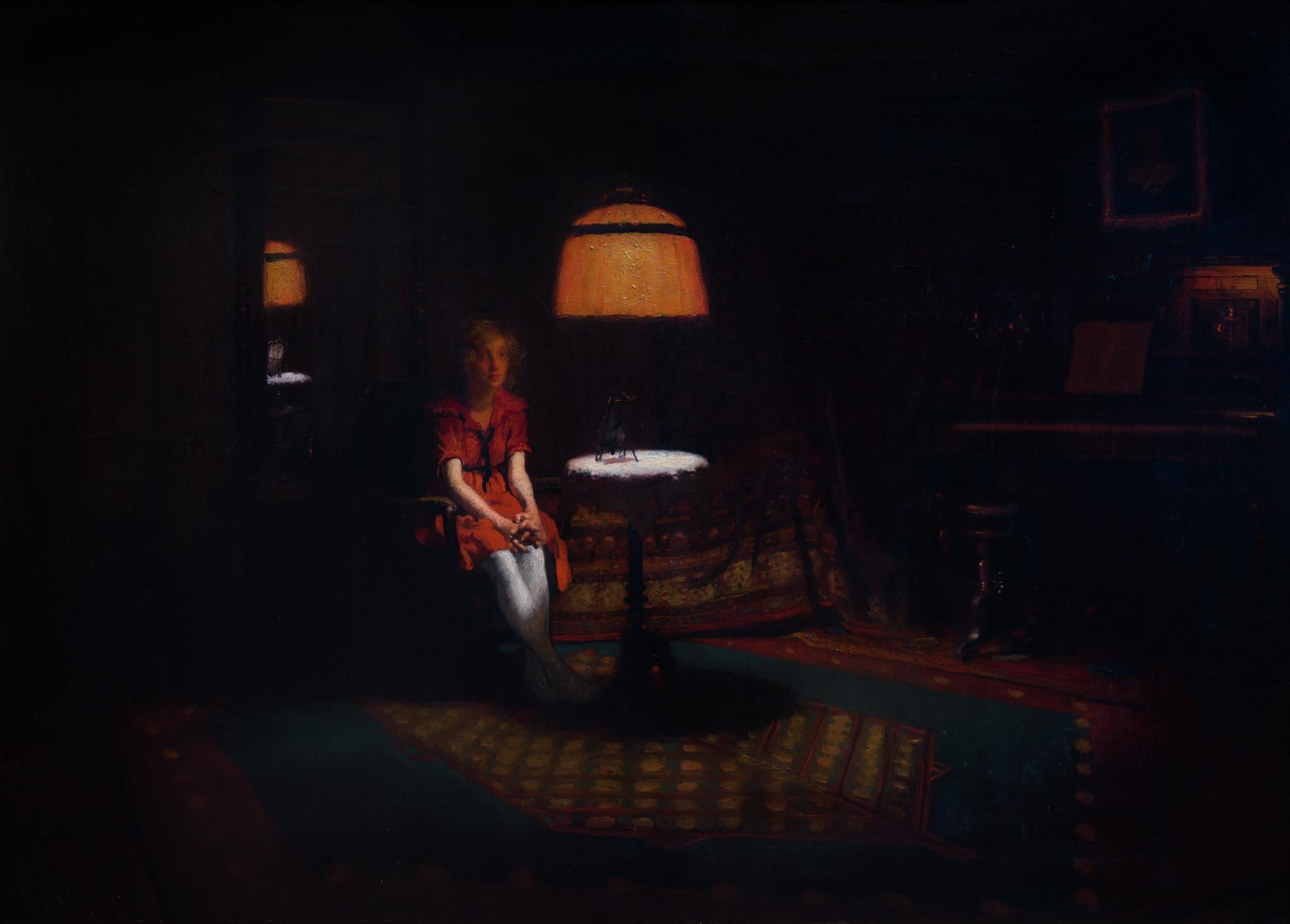 Das Gemälde zeigt ein junges Mädchen, das auf einem Stuhl in einem schwach beleuchteten Raum sitzt, der durch den sanften Schein einer orangefarbenen Deckenlampe erhellt wird. Dieses Gemälde fängt die Essenz des Genres der Kerzenlichtkunst ein, das