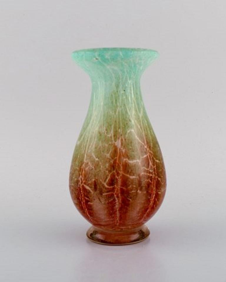 Karl Wiedmann for WMF. Ikora vase in mouth-blown art glass. Germany, 1930s.
Measures: 18.5 x 10 cm.
In excellent condition.
