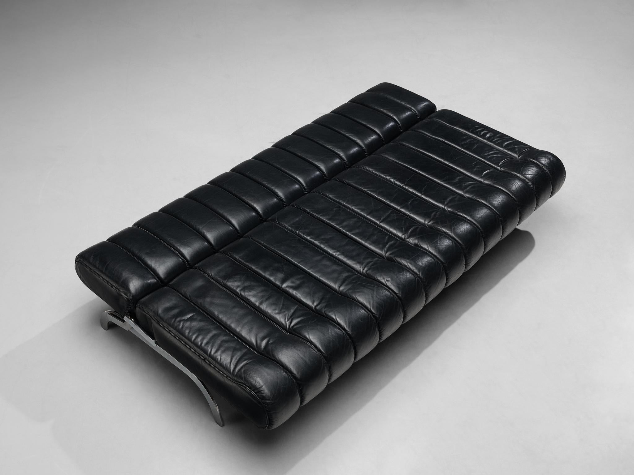 Karl Wittmann „Independence“ Sofa oder Tagesbett aus Metall und schwarzem Leder (Mitte des 20. Jahrhunderts)