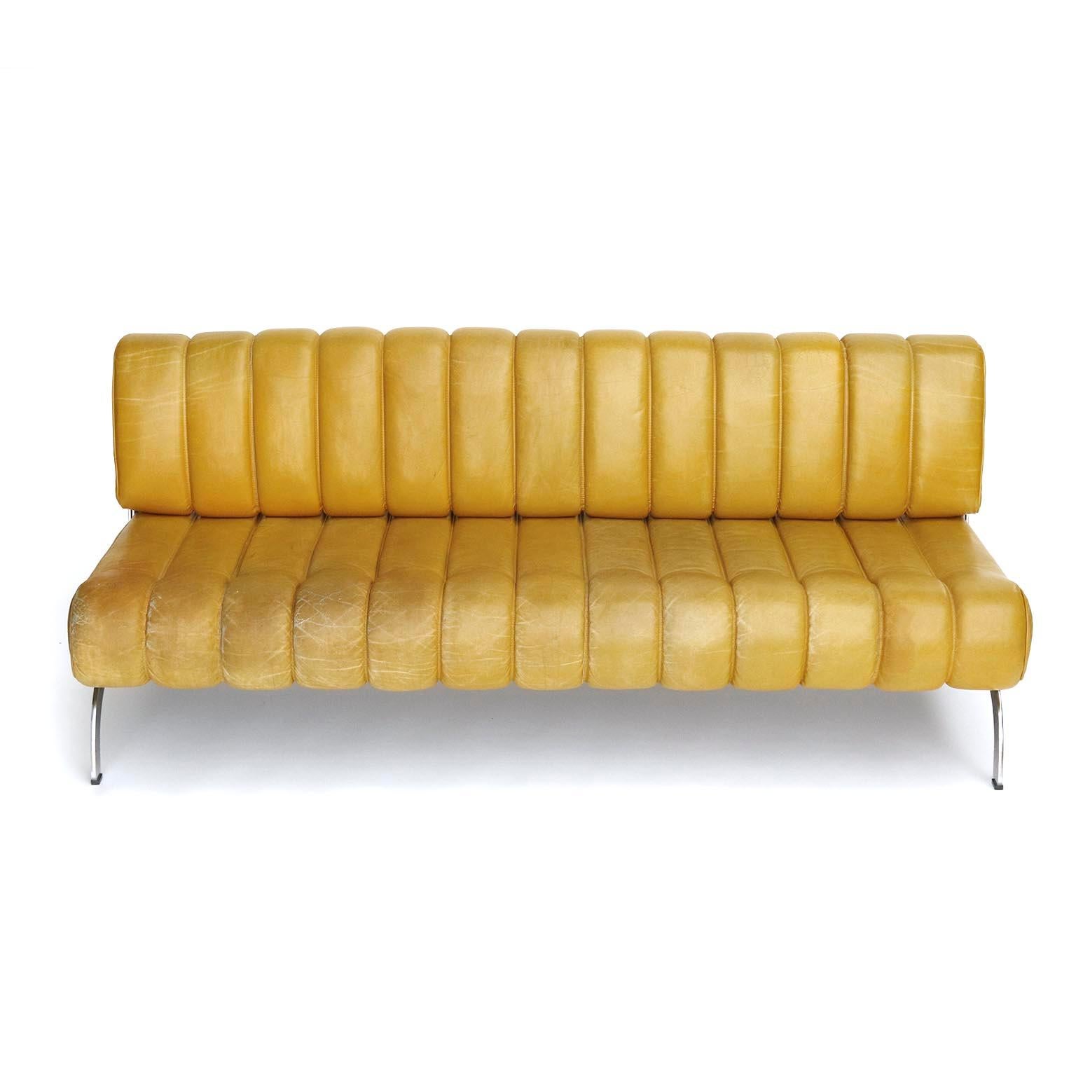 A freestanding sofa named 'Independence' designed by Karl Wittmann and manufactured by Wittmann Möbelwerkstätten, Austria, in midcentury, circa 1970.
This is a very rare piece, especially in yellow. The leather has great patina.
The 'Independence'