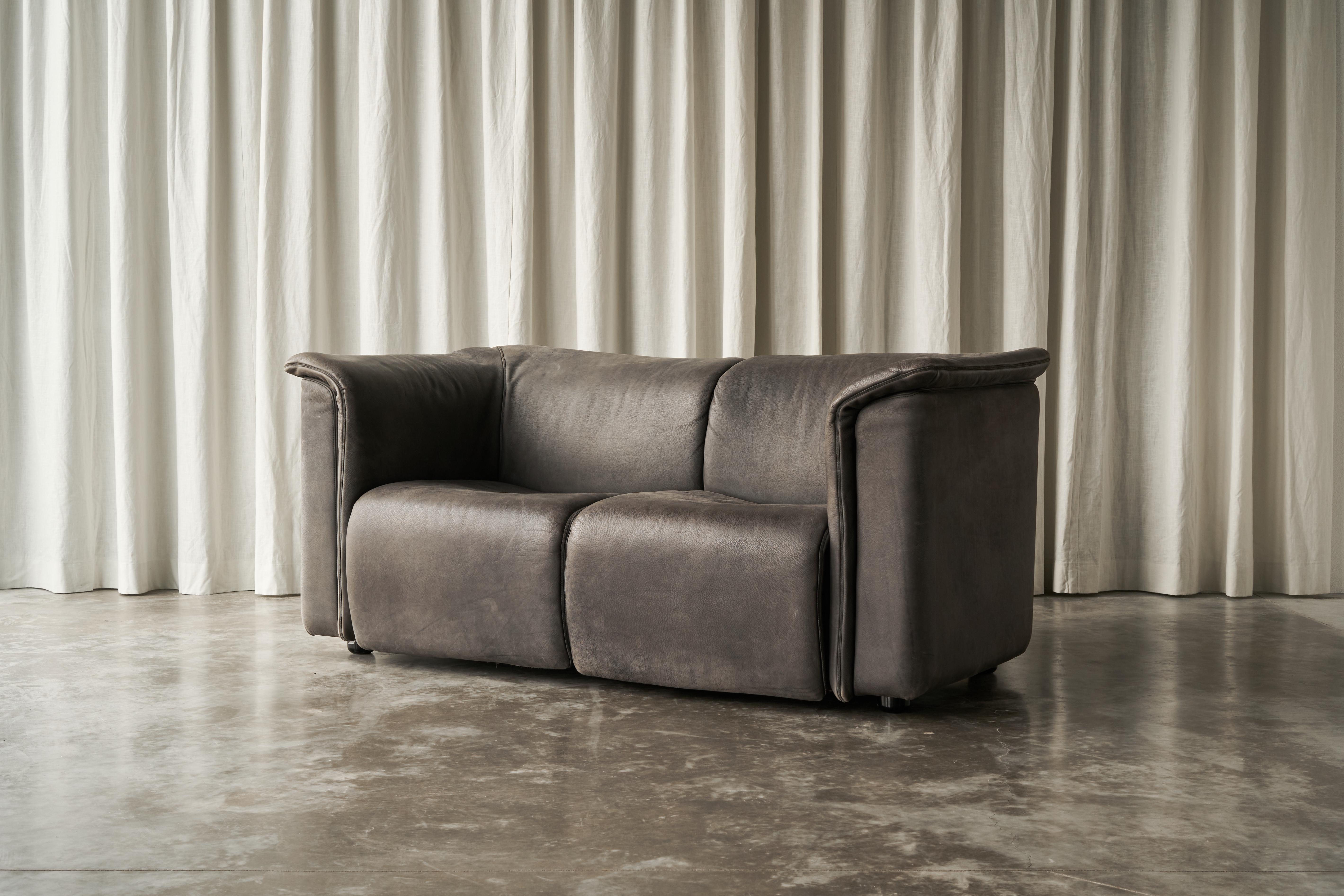 Karl Wittmann Sofa aus patiniertem grauem Leder, Österreich, 1980er Jahre.

Dieses modernistische Sofa wurde Anfang der 1980er Jahre von Karl Wittmann für Wittmann Möbelwerkstätten entworfen. Die österreichische Möbelmarke ist international für ihre