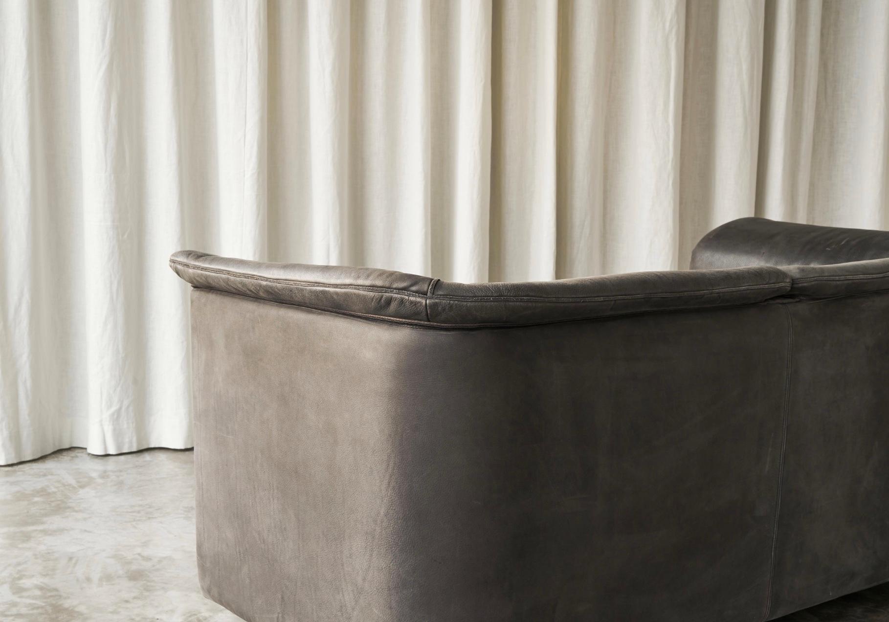 Cuir Canapé Karl Wittmann en cuir gris patiné des années 1980 en vente